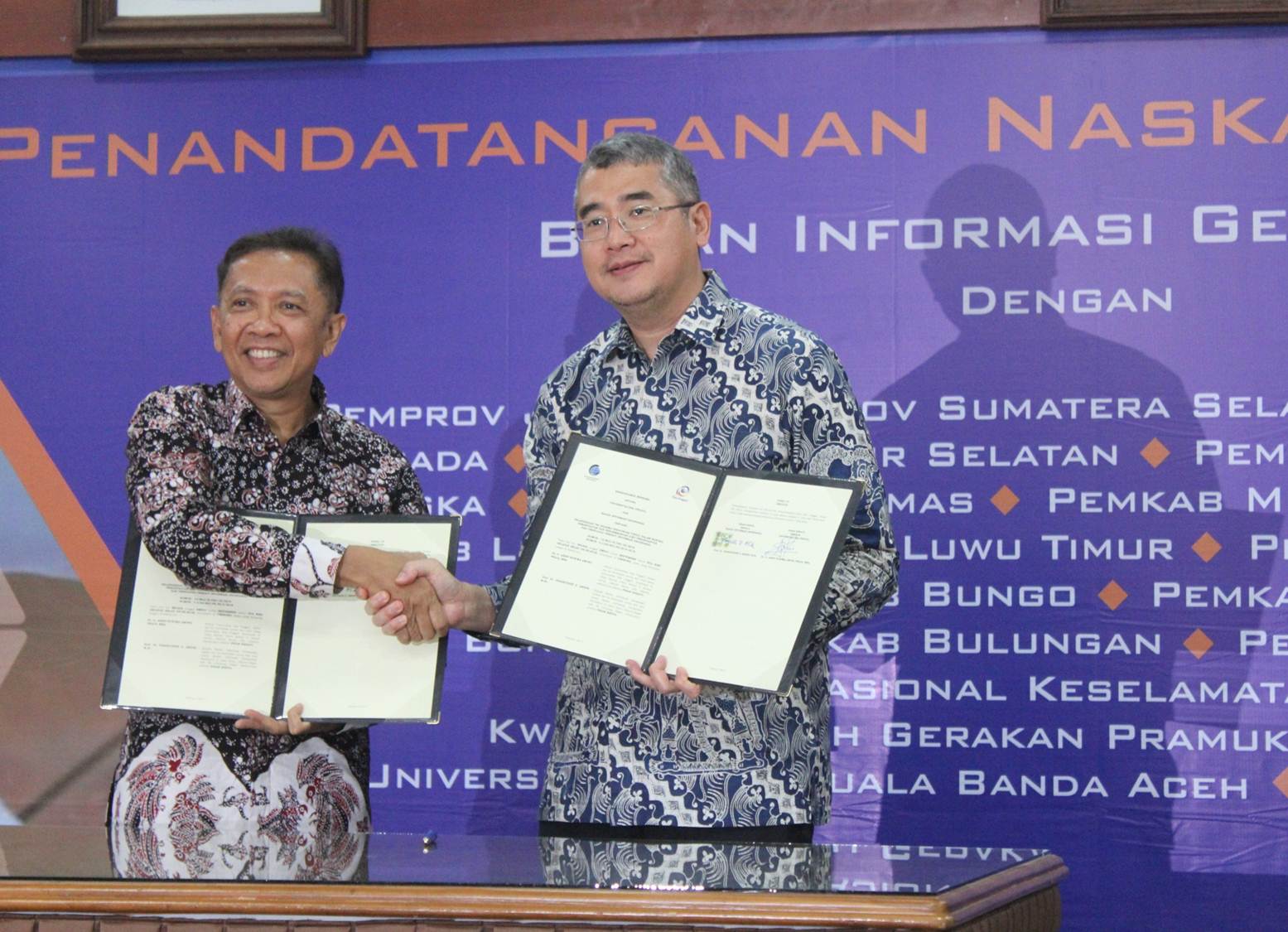 Rektor Universitas Esa Unggul Dr.ir. Arief Kusuma, M.B.A. Berjabat Tangan dengan Kepala BIG Prof.Dr. Ir. Hasanudin